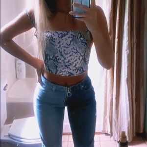 CONTRAST JEANS & SNAKE PRINT CROP TOP
